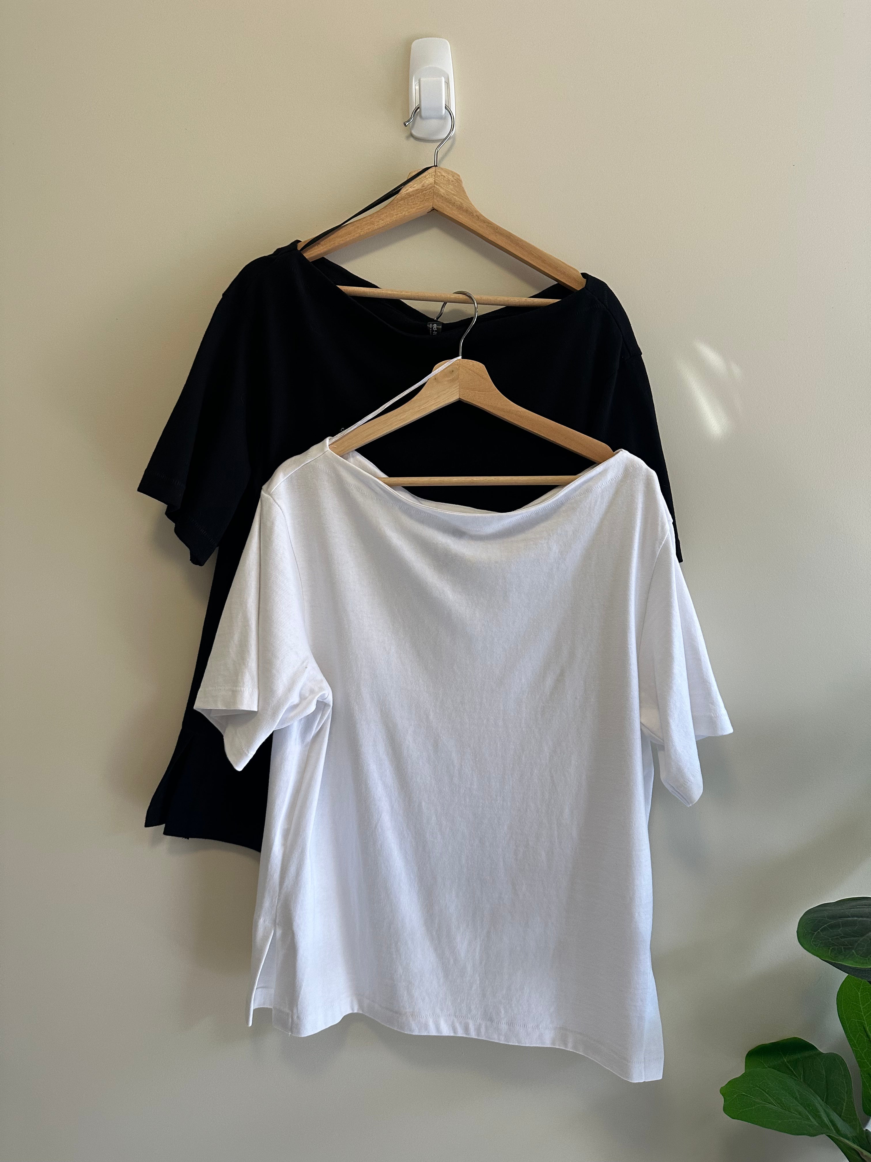 Best & Less | Size 10
Black + White Basic Tees
2-piece bundle