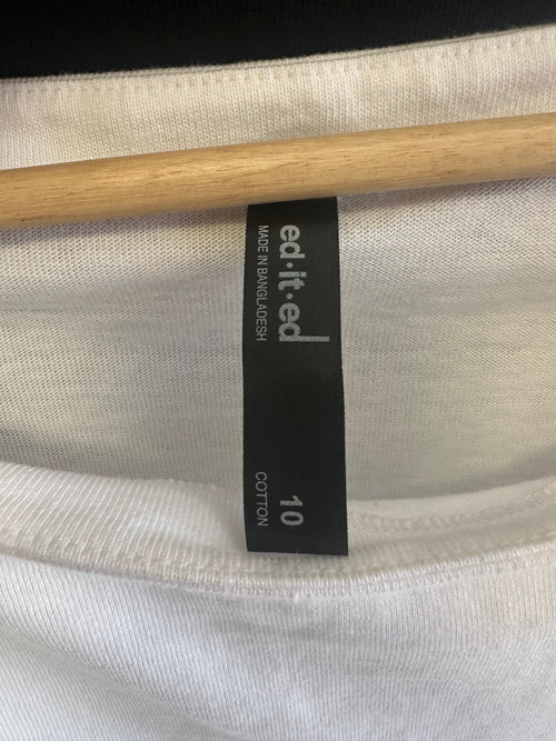 Best & Less | Size 10
Black + White Basic Tees
2-piece bundle