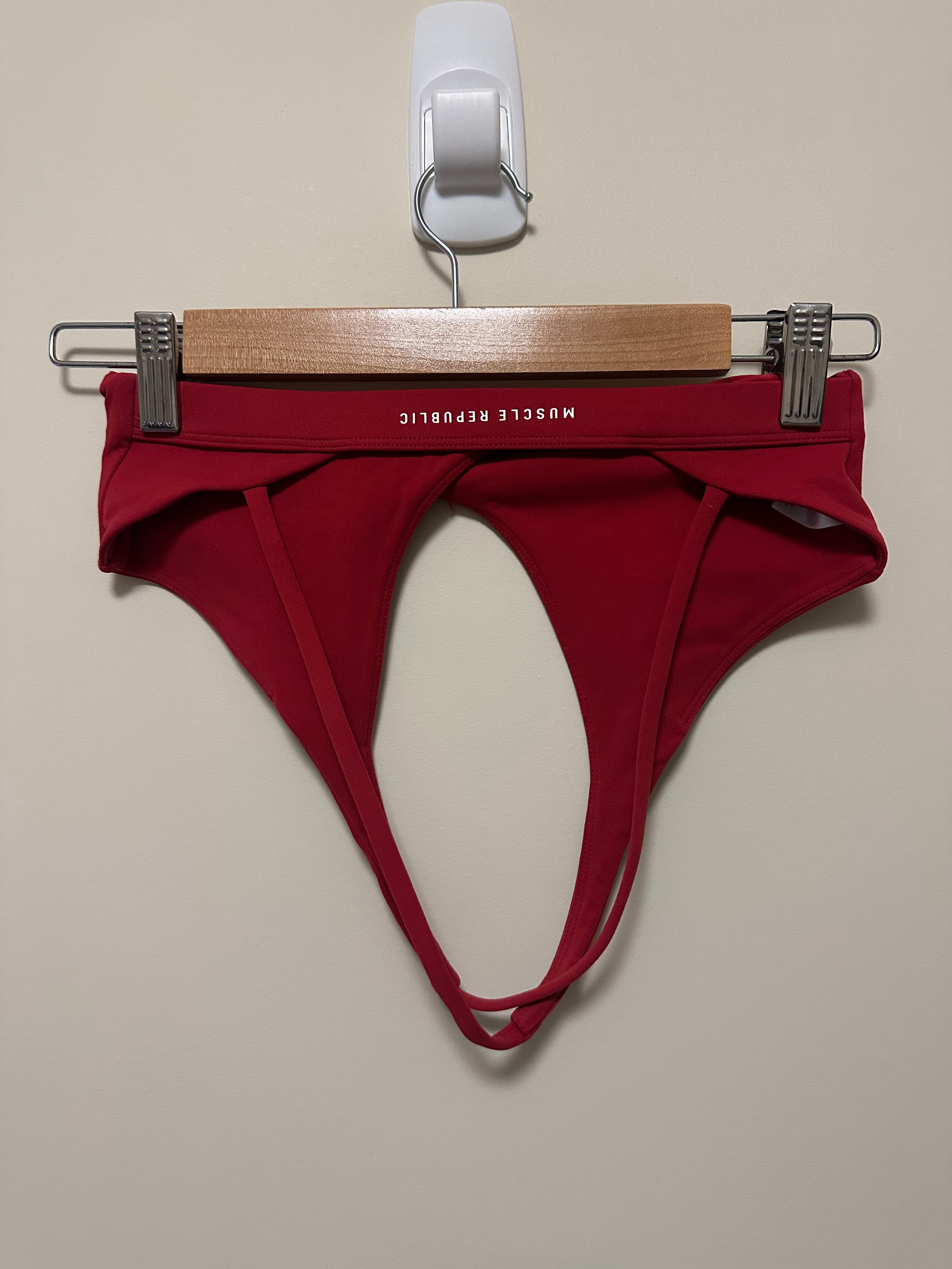 Muscle Republic Red Strappy Sports Bra | Size S