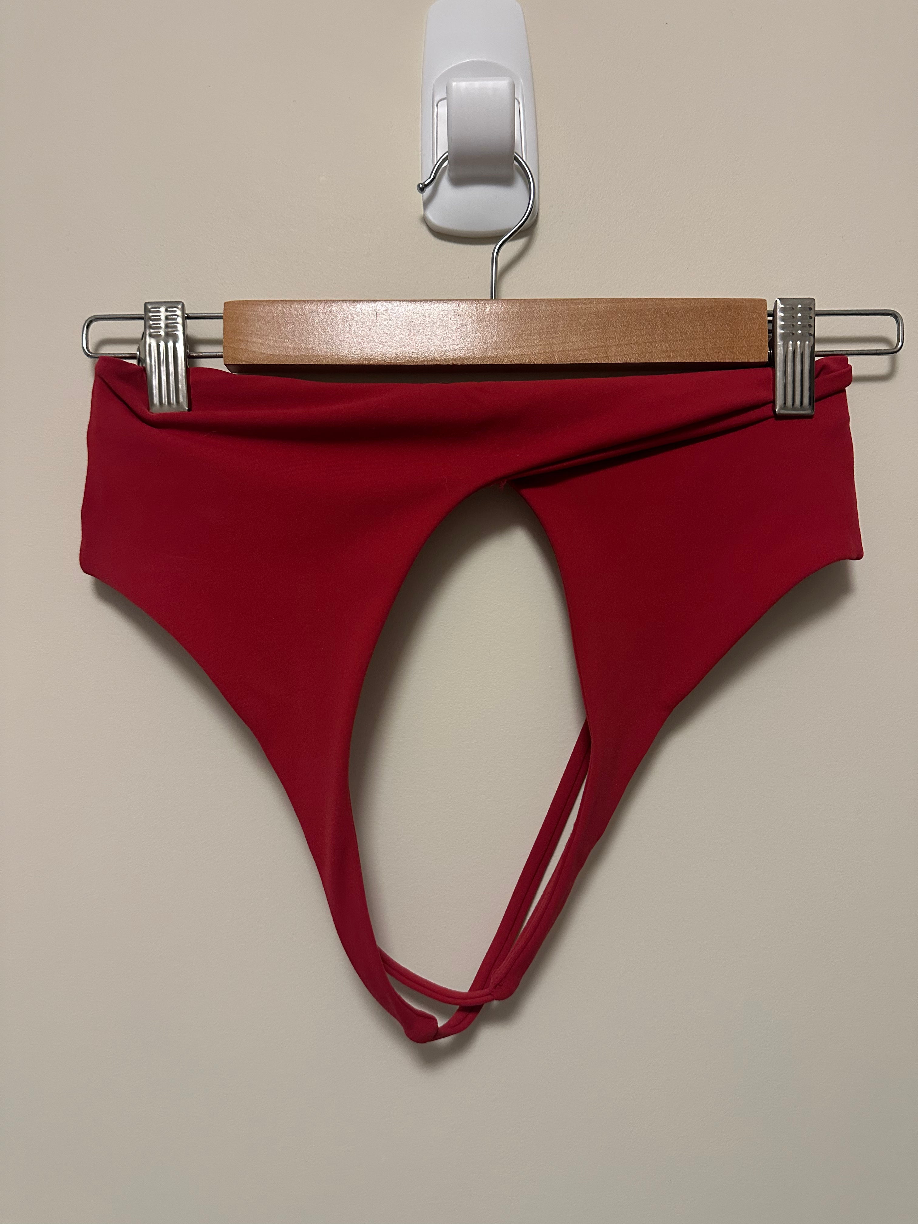 Muscle Republic Red Strappy Sports Bra | Size S