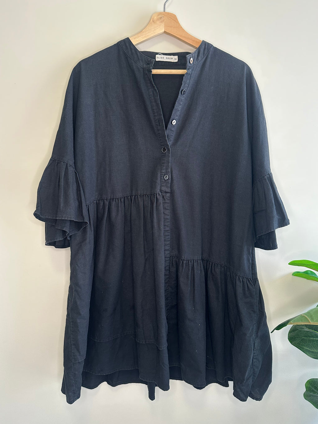 Slide Show Tiered Dress – Black