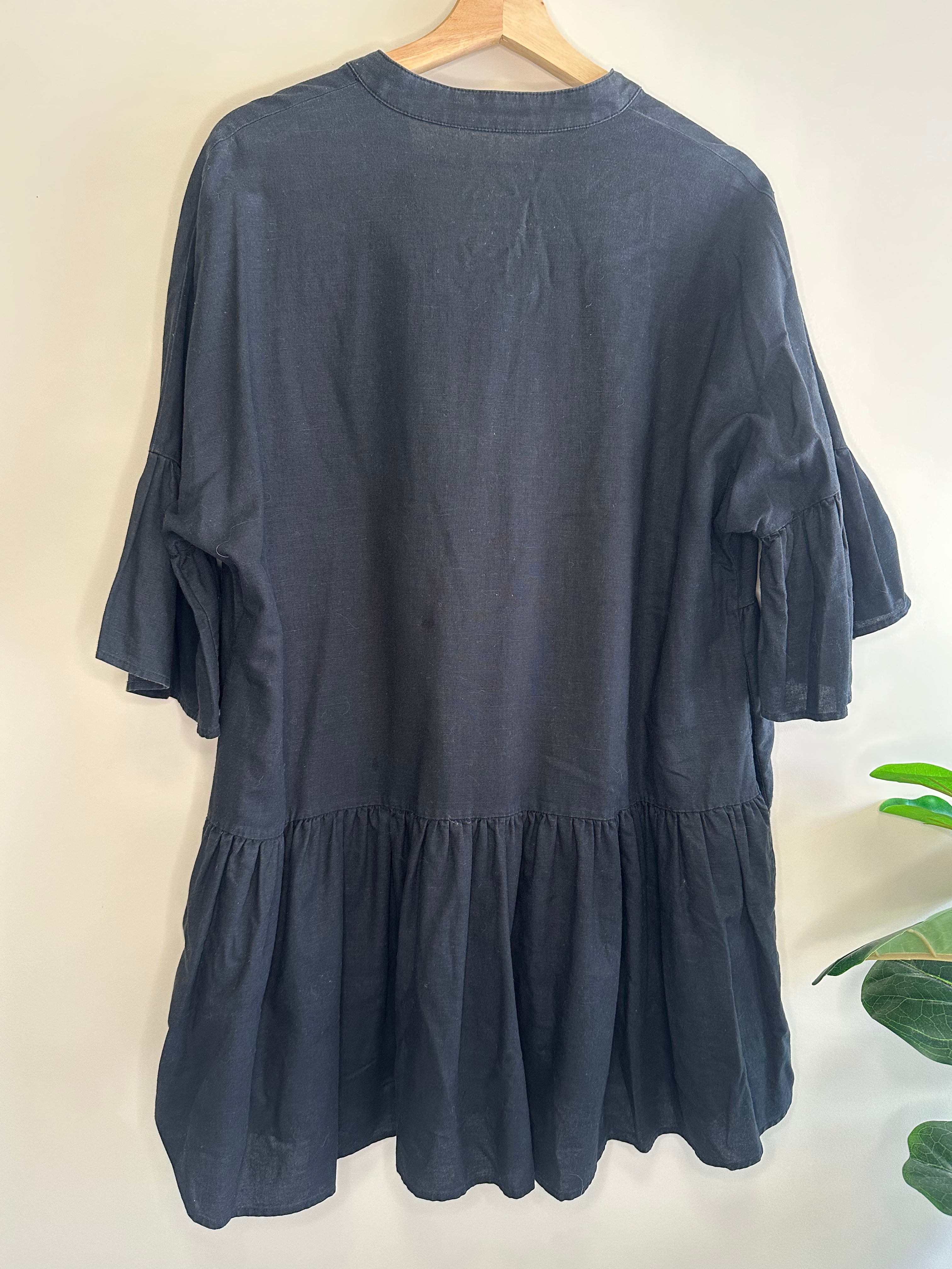 Slide Show Tiered Dress – Black